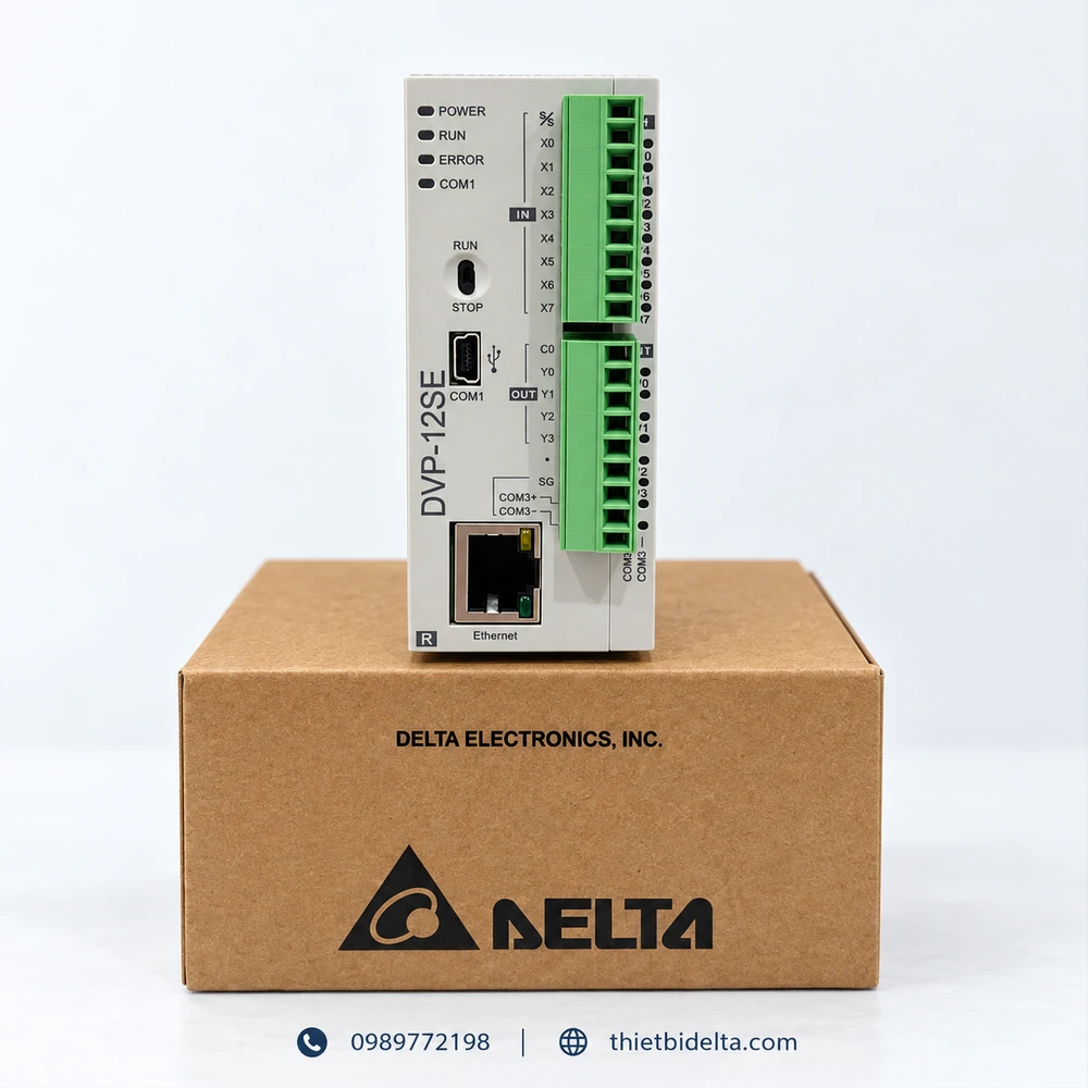 Mặt trước PLC Delta DVP12SE11R đặt tr&ecirc;n hộp sản phẩm Delta